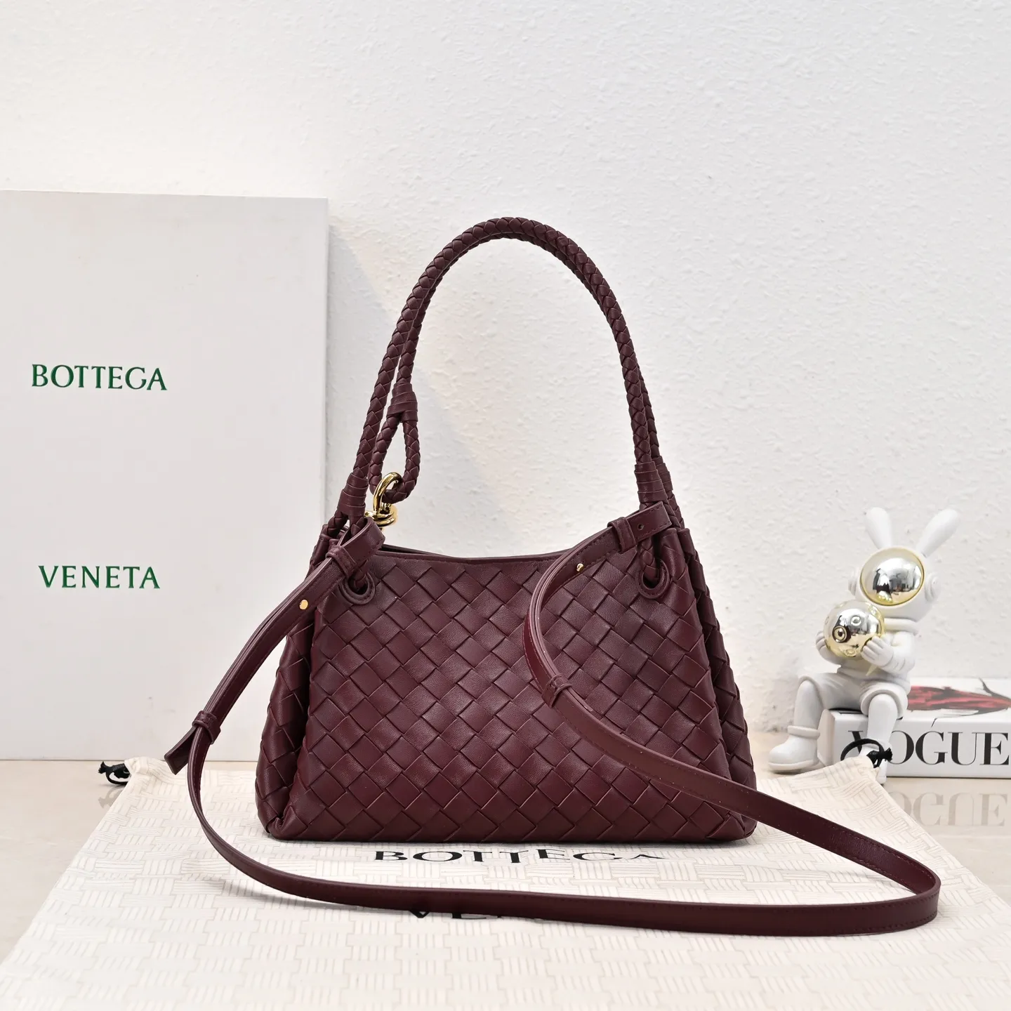 Batch 2060 BOTTEGA VENETA 2025 Autumn New Product Medium Parachuta The long-awaited new medium parachuta is here, with a unique appearance and iconic metal knots, and a whole piece of leather folds the four corners into a parachute shape! The exquisite Knot metal buckle is like putting jewelry on a bag. It is high-end and elegant. Its super capacity can hold all your things! The overall effect of this bag is very different from before. It is neither too delicate to provide a large capacity nor too bulky because of its practicality. It simply provides a perfectly suitable bag for casual and simple people👜 Style number: 5921 Size: 29.5*18.5*17.5cm